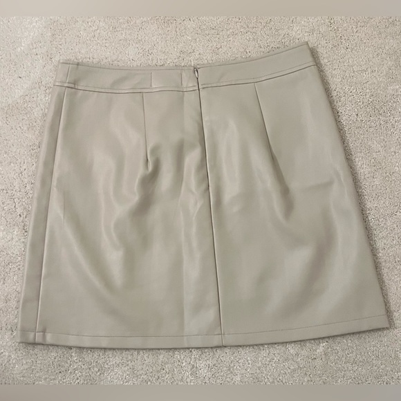 Alter’d state size Large in light greige - Picture 2 of 3